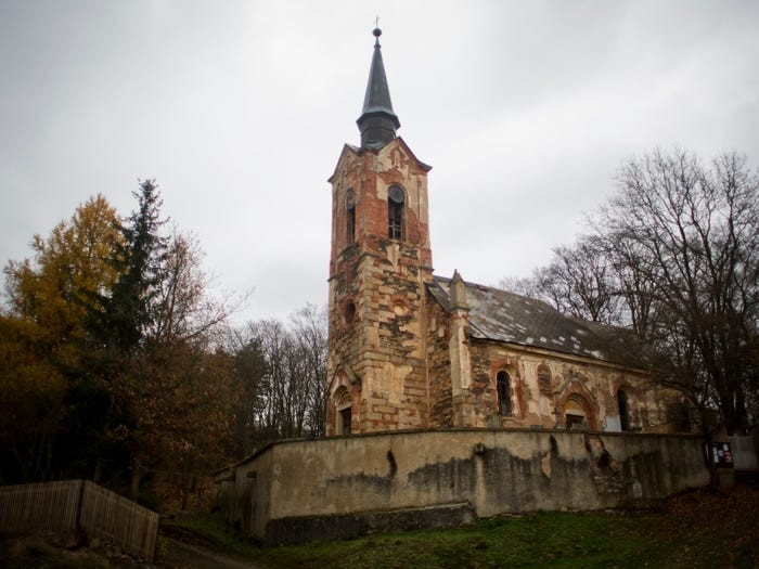 Điều này khiến người dân địa phương tin rằng nhà thờ bị ma ám - hoặc thậm chí bị nguyền rủa. Nhà thờ bị bỏ hoang, mãi sau đó chính quyền quyết định tu sửa. Tuy nhiên, không ai có thể tài trợ chi phí sửa chữa.