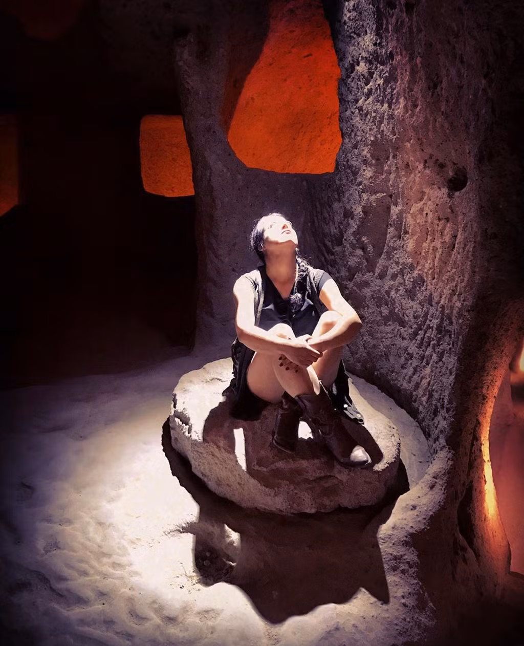 Cư dân Anatolia cổ đại nhận ra rằng họ có thể xây nhà, đẽo đá trên sườn đồi và dưới lòng đất thành các hang để cư trú. Derinkuyu là một trong nhiều ngôi nhà cắt đá được tạo ra như vậy. Tuy nhiên, nó là nơi nằm sâu dưới lòng đất nhất cho đến nay. Ảnh: Vonika_mua, pandymiao.