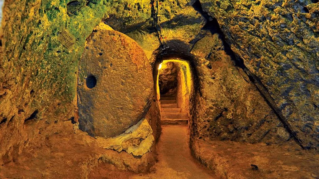 Những ngôi nhà dưới mặt đất rộng lớn cùng lối đi bí mật được cư dân sử dụng để trú ẩn trong nhiều thế kỷ cũng là một nét độc đáo, thu hút khách du lịch tới Derinkuyu để khám phá và thám hiểm. Ảnh: Cappadochia.