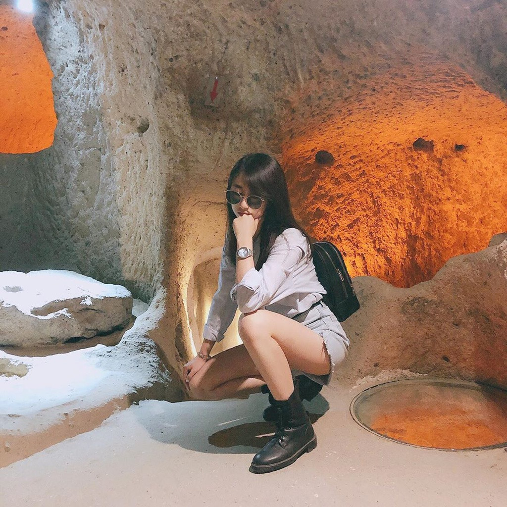 Derinkuyu là một trong những địa điểm du lịch Thổ Nhĩ Kỳ sở hữu lịch sử lâu đời cùng những ngôi nhà cổ tuyệt đẹp nằm sâu dưới lòng đất. Nhiều người mơ ước đến thăm nơi đây. Tuy nhiên, khách du lịch vẫn nên ngắm Derinkuyu từ xa để đảm bảo an toàn. Mặc dù có nhiều công ty mong muốn cung cấp các tour du lịch Derinkuyu, nhưng tại thời điểm này, Bộ Ngoại giao Mỹ cảnh báo khách du lịch các hoạt động khủng bố đang diễn ra tại đây. Ảnh: Aye0519, ying_mamee.