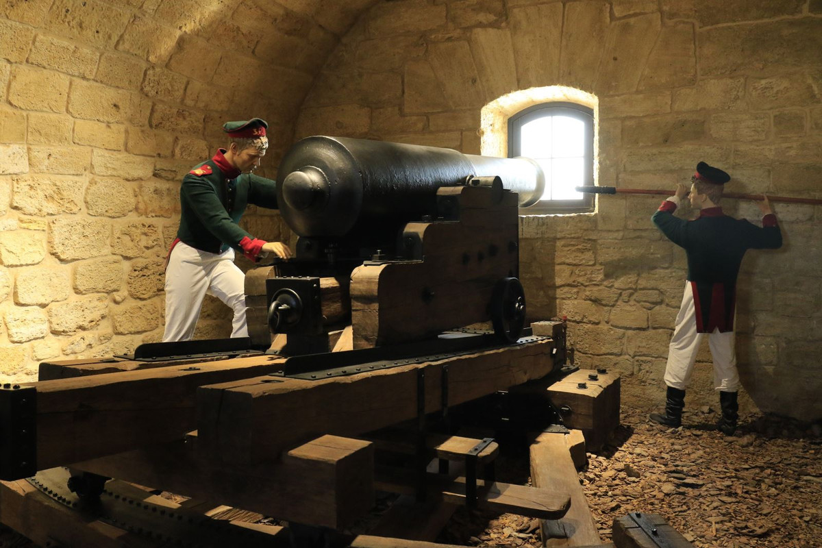 Tái hiện cảnh những người lính trong trận chiến bảo vệ pháo đài Konstantinov trước các đội quân xâm lược.