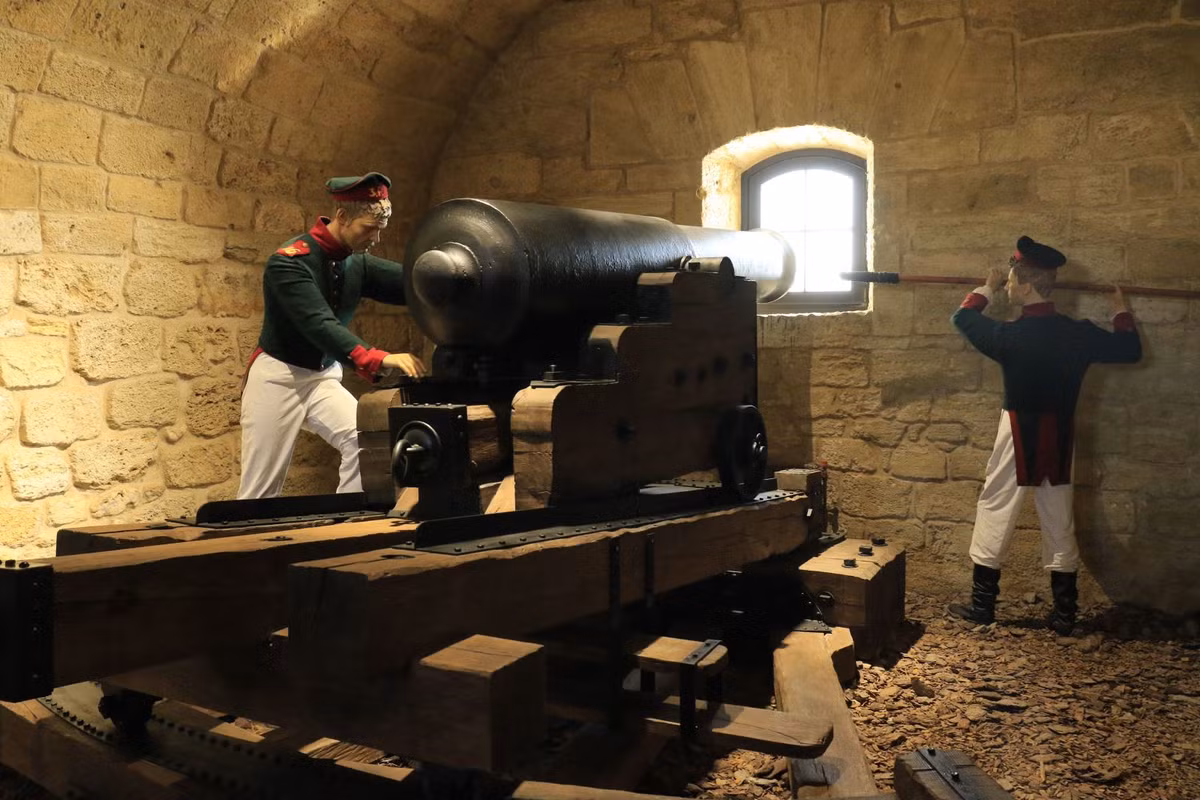 Tái hiện cảnh những người lính trong trận chiến bảo vệ pháo đài Konstantinov trước các đội quân xâm lược.