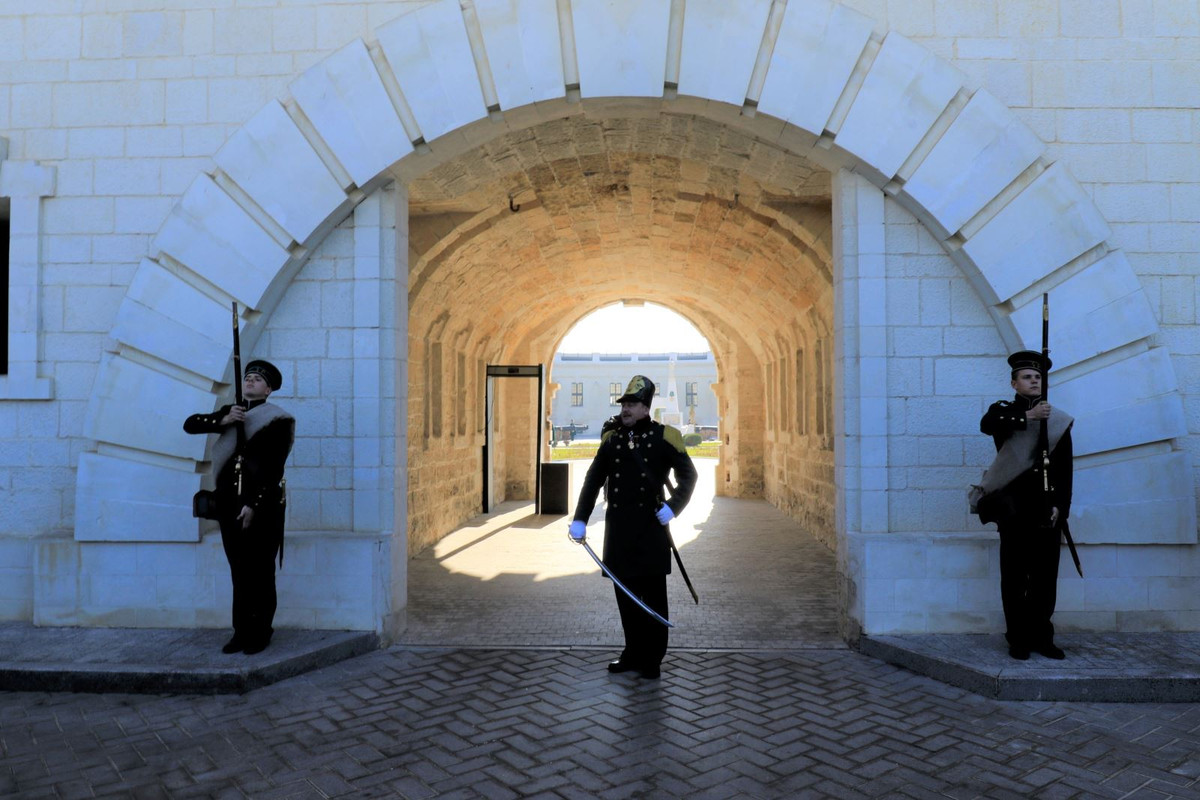 Đội tiêu binh thực hiện nghi thức chào các vị khách danh dự đến thăm pháo đài.