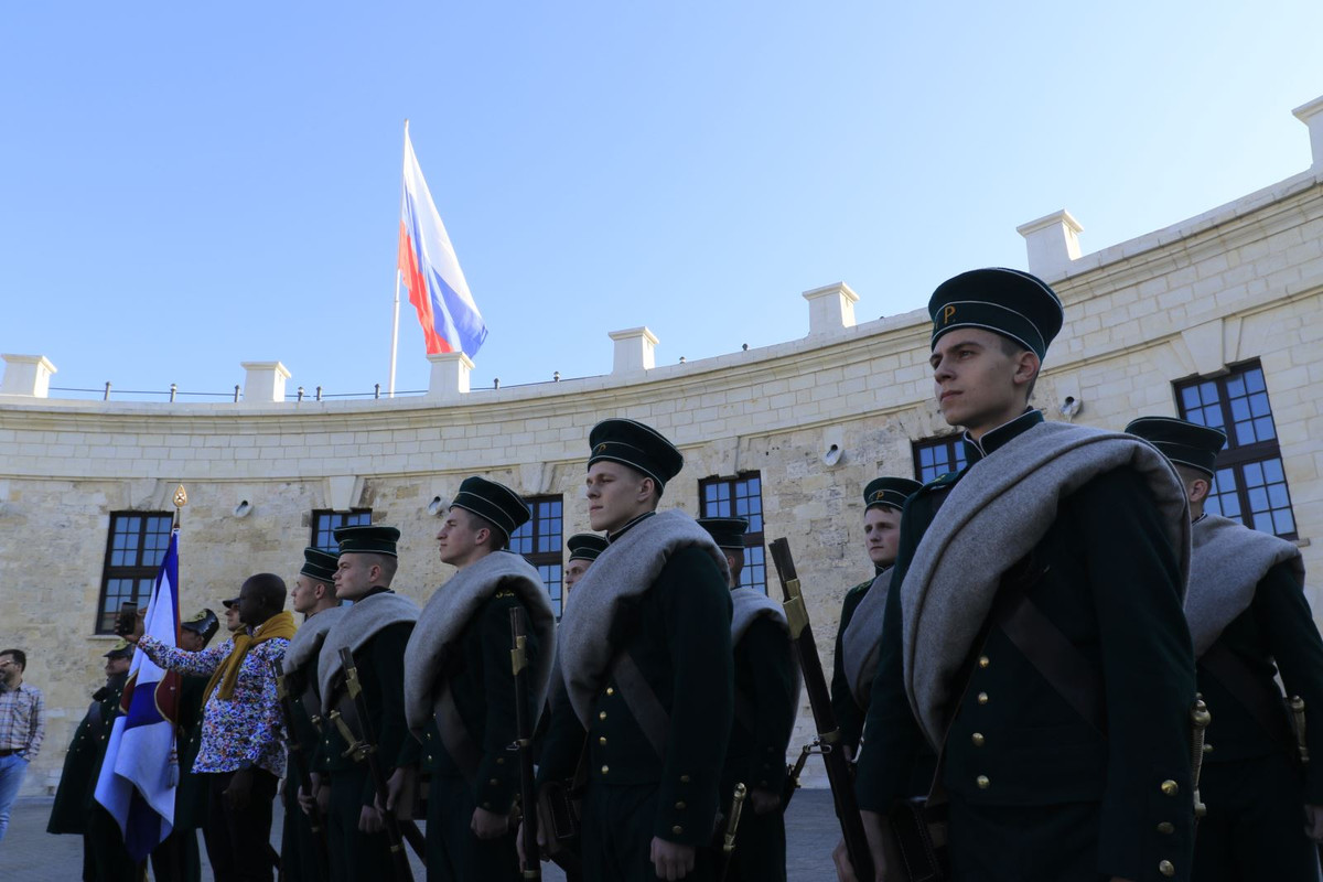 Đội tiêu binh thực hiện nghi thức chào các vị khách danh dự đến thăm pháo đài.