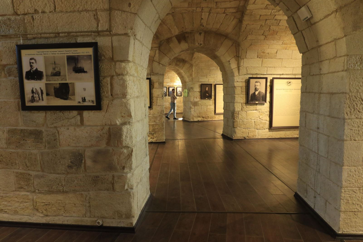 Pháo đài Konstantinov gồm nhiều gian phòng với các chức năng khác nhau, được ngăn cách bằng các bức tường đá vôi Kilenbal dày từ 1,5 - 3 mét.