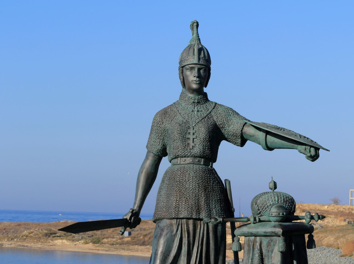 Tượng Nữ thần Chiến tranh - vị thần bảo hộ cho pháo đài Kontantinnov.