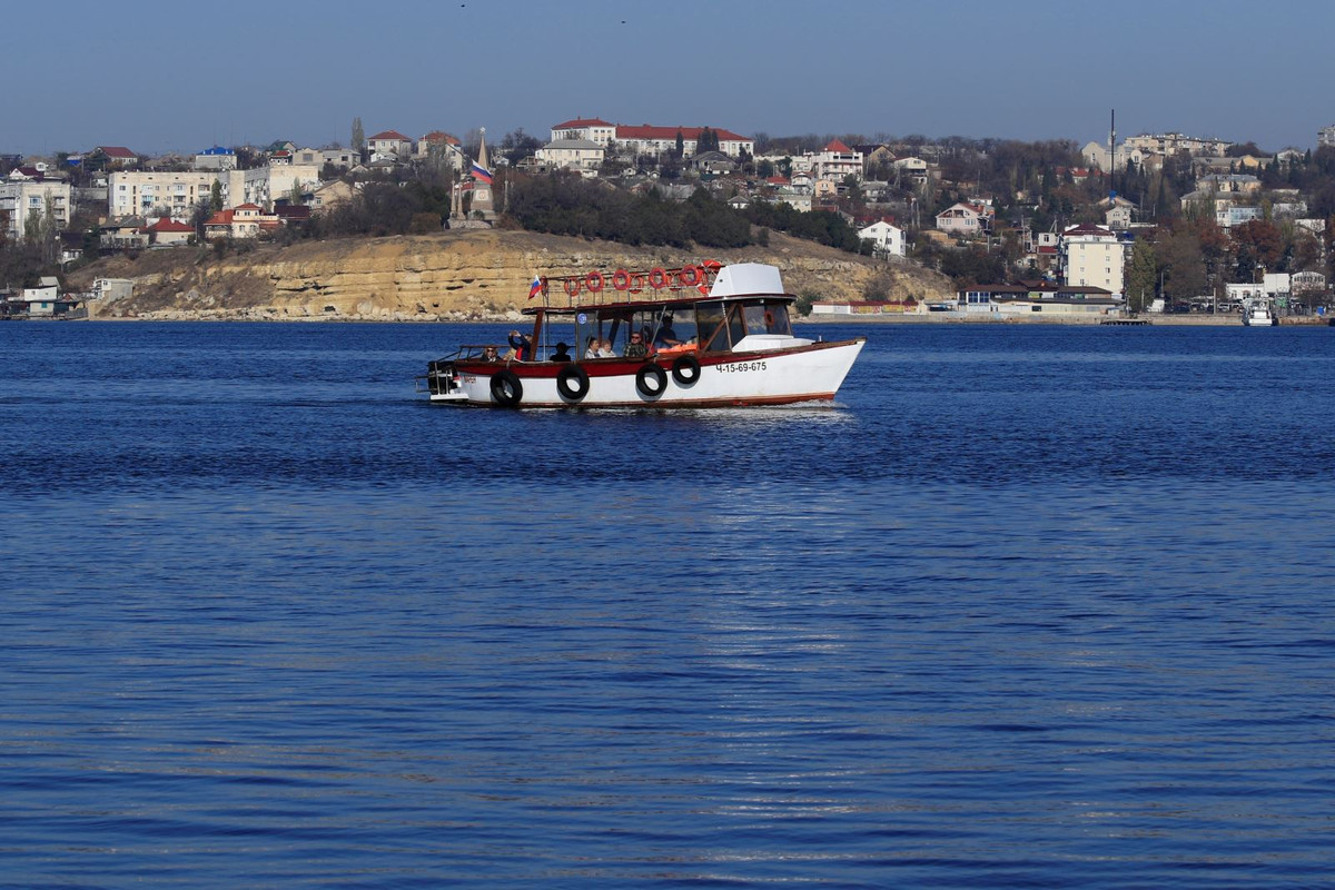 Từ pháo đài du khách có thể phóng tầm mắt quan sát phần lớn Biển Đen và chứng kiến cuộc sống nhộn nhịp của các ngư dân vùng biển này. Du khách có thể đến thăm pháo đài Konstantinov bằng đường bộ hoặc đi tàu trên vịnh Sevastopol.