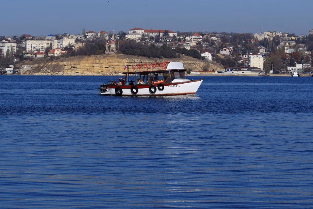 Từ pháo đài du khách có thể phóng tầm mắt quan sát phần lớn Biển Đen và chứng kiến cuộc sống nhộn nhịp của các ngư dân vùng biển này. Du khách có thể đến thăm pháo đài Konstantinov bằng đường bộ hoặc đi tàu trên vịnh Sevastopol.