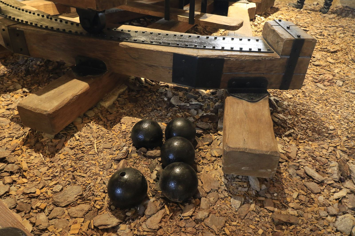 Những viên đạn đại bác còn sót lại từ thời chiến tranh.