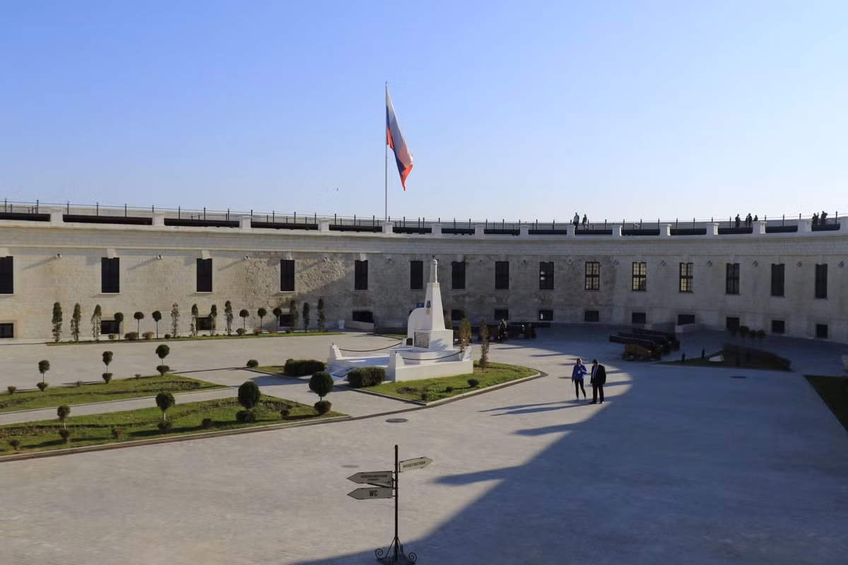 Pháo đài Konstantinov có hình móng ngựa khép kín thuận tiện cho việc phòng thủ.