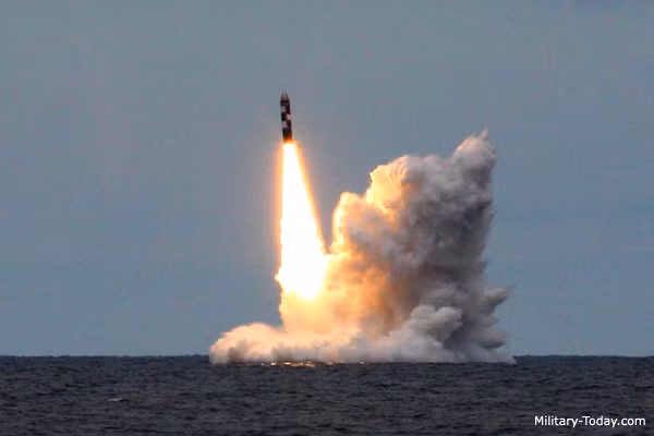 Việc được làm nền tảng phóng Bulava cũng tương đương với việc Dmitriy Donskoy chính thức có khả năng triển khai các tên lửa Bulava cho nhiệm vụ chiến đấu. Do đó, tuy được coi là nền tảng bắn thử nghiệm, nhưng khi cần tàu ngầm chiến lược Typhoon hoàn toàn đảm nhiệm được vai trò chiến đấu. Bulava RSM-56 nặng 36 tấn, dài 11,5m, mang được 6-10 đầu đạn hạt nhân 150kt, tầm bắn 8.000-10.000km, bán kính lệch mục tiêu chỉ 350m. Nguồn ảnh: Military-Today