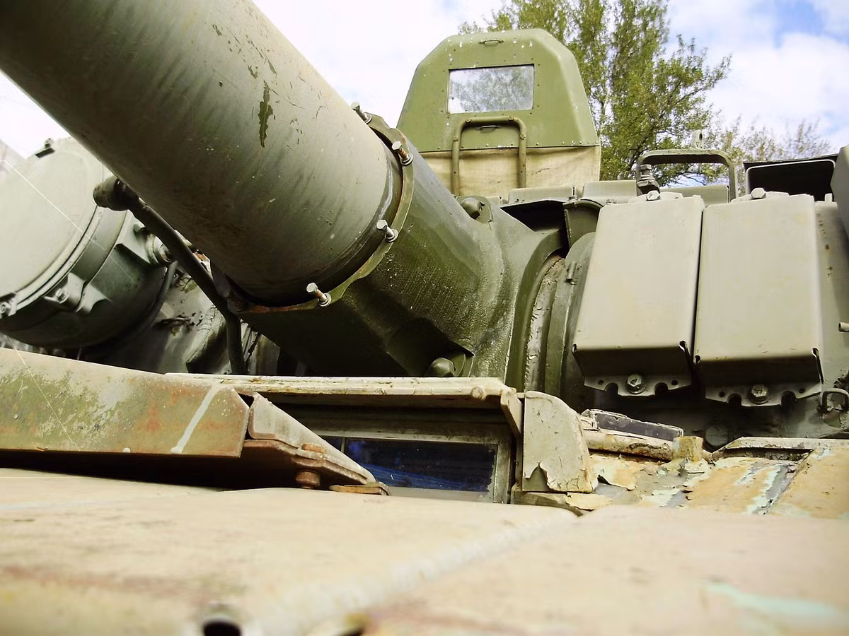 Bên cạnh đó, xe tăng có thể được tăng cường thêm các tấm giáp dọc hai bên hông chống được đạn nổ mạnh chống tăng. Ngoài ra, khách hàng có thể tùy chọn lắp thêm 8 ống phóng lựu đạn khói Tucha 902B có thể tạo màn sương trong phạm vi 300m đối phó với các hệ thống tên lửa chống tăng. Nguồn ảnh: Wikipedia