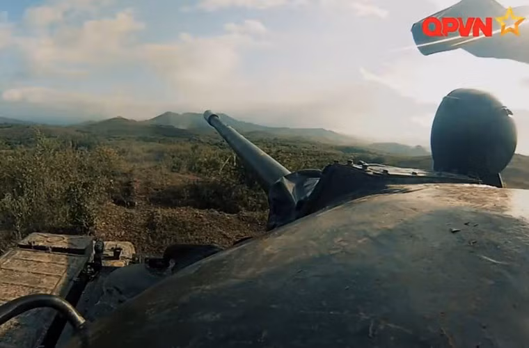 Khẩu D-10T 100mm có thể lắp thêm ốp cách nhiệt để tăng độ chính xác khi bắn. Nguồn ảnh: Kênh QPVN