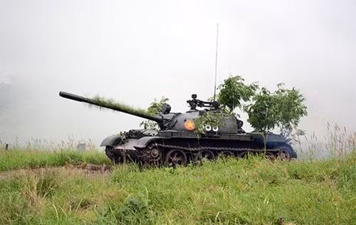 Về hỏa lực, nhà máy 140 tính toán sẽ chỉ giữ nguyên khẩu pháo chính D-10T hoặc D-10T2S 100mm mà không thay đổi gì nhiều. Chính việc giữ nguyên hỏa lực khiến giá thành được giảm xuống khi nâng cấp xe tăng. Nguồn ảnh: QĐND