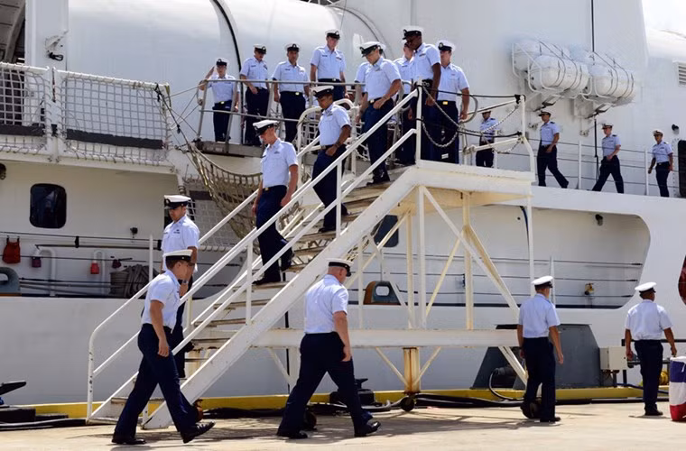 Được biết việc chuyển giao tàu USCGC Morgenthau là một phần trong chương trình bán trang bị quốc phòng dư thừa (EDA) giữa hai nước được thỏa thuận cách đây không lâu. Và USCGC Morgenthau được kỳ vọng sẽ giúp Cảnh sát Biển Việt Nam cải thiện năng lực chấp pháp trên biển nhất là trên Biển Đông. Trong ảnh là thủy đoàn USCGC Morgenthau rời khỏi tàu trước khi được bàn giao cho đại diện Việt Nam. Nguồn ảnh: dvidshub.net.