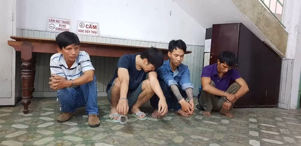 Nhóm đối tượng bị bắt giữ tại cơ quan công an, trong đó cầm đầu là Đoàn Vương Anh (áo tím, ngoài cùng bên phải)