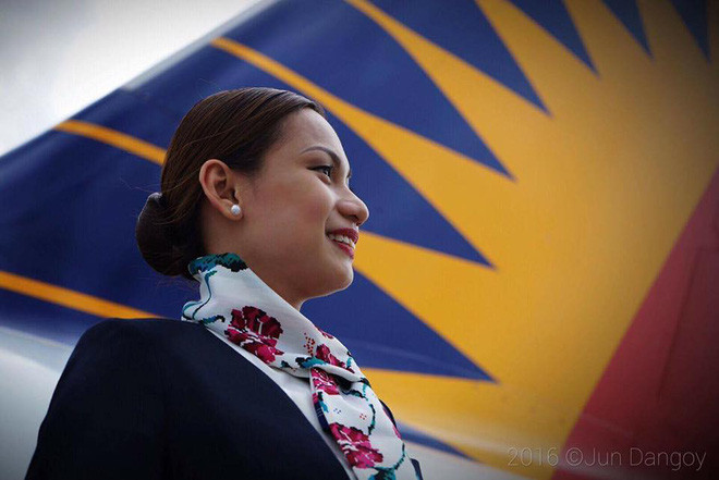 Buc anh tiep vien hang khong cho em be bu gay xon xao MXH-Hinh-2