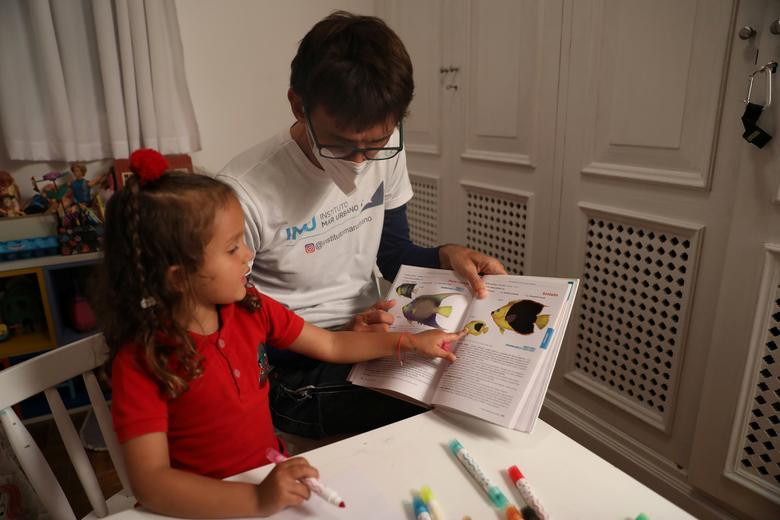 Ricardo Gomes, cha của Nina, từng làm một bộ phim về thế giới dưới nước ở Vịnh Guanabara, Rio de Janeiro, hồi năm 2017. Anh đã thành lập Instituto Mar Urbano - một tổ chức có trụ sở tại Rio chuyên chống lại thảm họa biển.