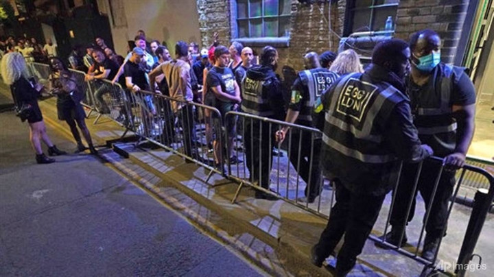 Nguoi Anh xep hang vao cau lac bo vui choi sau khi han che COVID-19 duoc go-Hinh-3