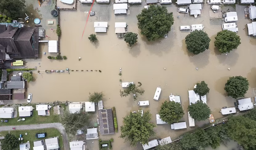 Lũ lụt cũng ập đến Thụy Sĩ khi các con sông tràn bờ và cảnh tượng tương tự diễn ra ở Luxembourg. Ảnh: Khu cắm trại Reussbruecke ngập lụt ở Ottenbach, Thụy Sĩ, nhìn từ trên cao.