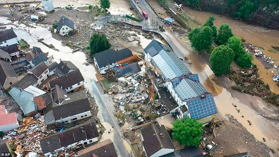 Toan canh lu quet tan pha Chau Au, hang chuc nguoi thiet mang-Hinh-4