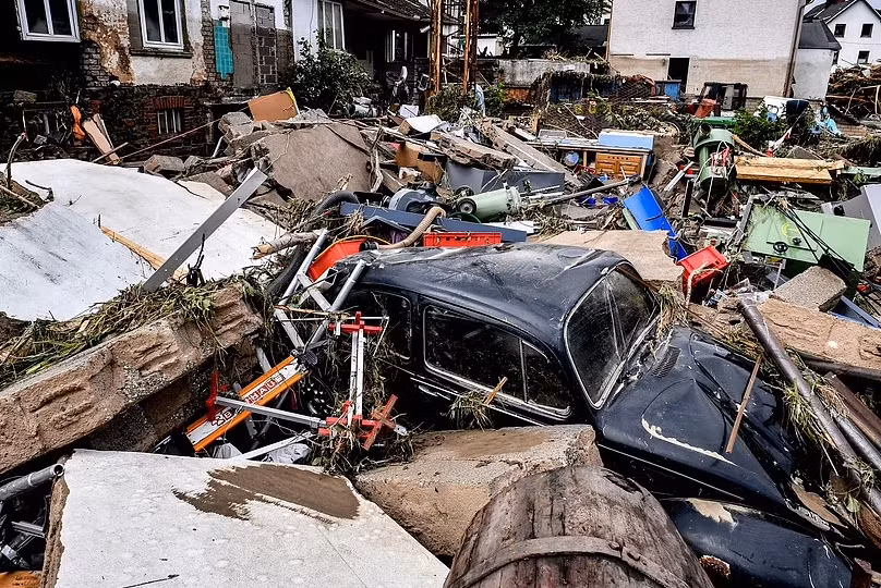 Cảnh tượng ngổn ngang trên đường phố ở Schuld, Đức, sau khi lũ quét đi qua.