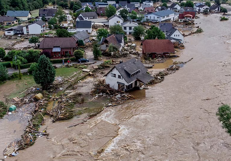 Lũ lụt vào ban đêm đã cuốn trôi 6 ngôi nhà ở làng Schuld và khiến ít nhất 4 người thiệt mạng trong khi hàng chục người khác vẫn mất tích.