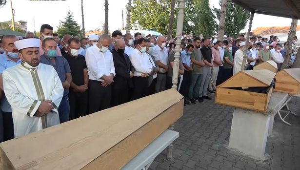 Truyền thông Thổ Nhĩ Kỳ đưa tin, cha mẹ của Levent, Beytullah Cenik và Gullu Cenik, đã rất đau lòng sau cái chết của những người thân và không thể tham dự đám tang của họ diễn ra vào ngày hôm sau.