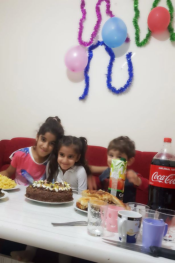 Theo lực lượng cứu hộ, thi thể của Levent Cenik, 3 tuổi, và chị gái Havvanur Cenik, 9 tuổi, khi được kéo lên khỏi mặt nước vẫn còn nắm tay nhau. Bức ảnh chụp Levent và chị gái, Havvanur, và một đứa trẻ khác.