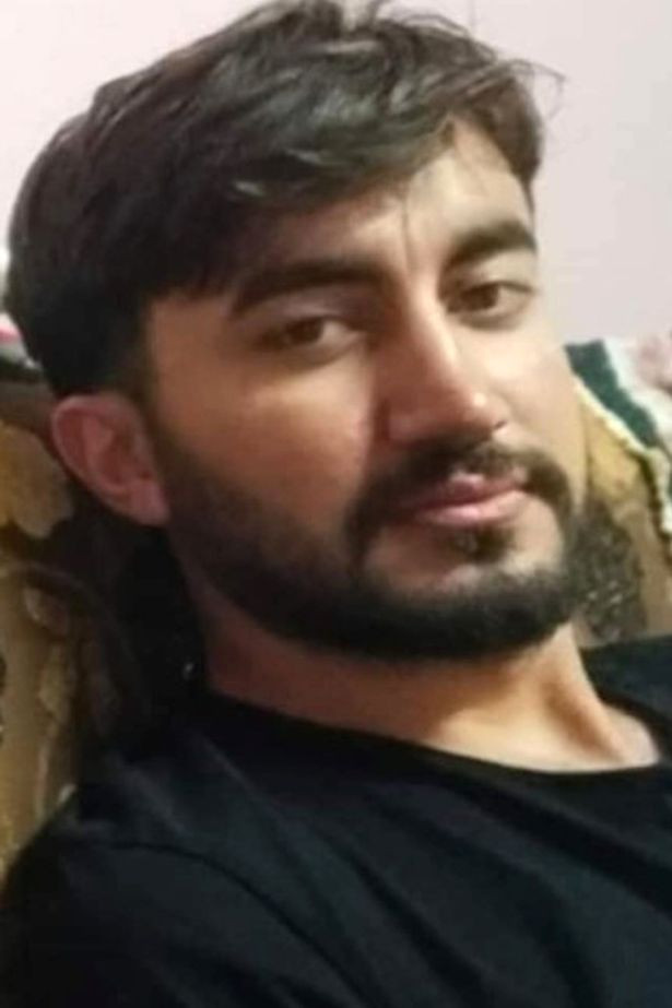 Những người khác thiệt mạng được xác định là bà nội Sultan 50 tuổi của Levent, chú Emrullah 19 tuổi và cô Elif Semiz 28 tuổi. Họ đều tử vong khi cố gắng cứu Levent. Trong ảnh là Emrullah, người đã thiệt mạng khi cố cứu cháu.