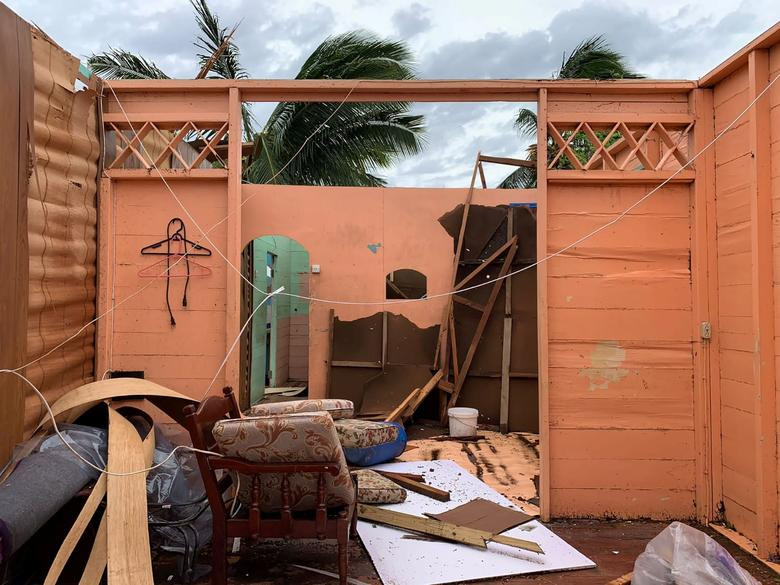 Bên trong một ngôi nhà bị hư hại ở St.Michael, Barbados.