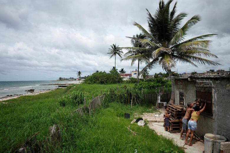 Người dân ở Guanabo, Cuba, gia cố nhà cửa trước khi bão ập tới, ngày 5/7.