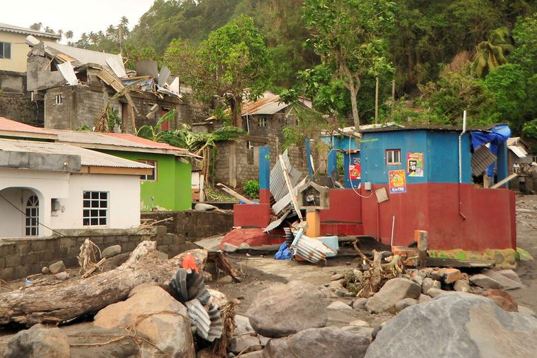 Cảnh tượng ngổn ngang sau khi bão quét qua Sandy Bay, St. Vincent và Grenadines, ngày 3/7.