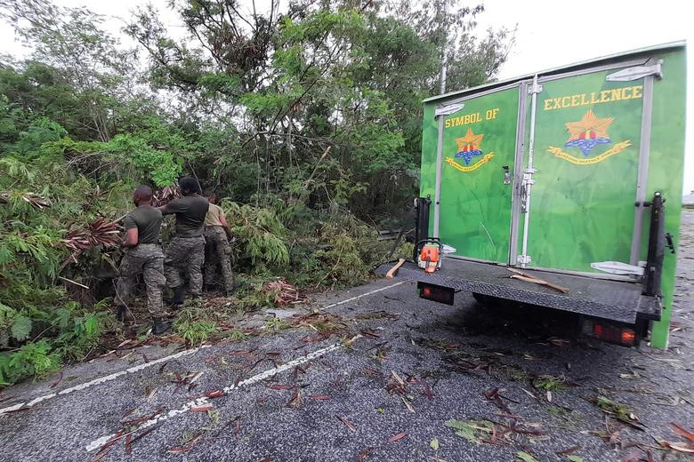 Các binh sĩ Barbados dọn dẹp một con đường sau khi bão đi qua.
