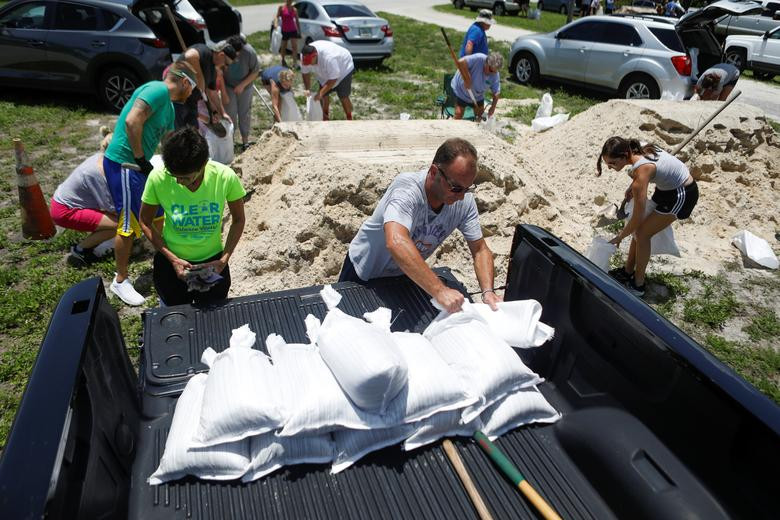 Cư dân hạt Pinellas, bang Florida (Mỹ), đang chuẩn bị những bao cát để đối phó với cơn bão nhiệt đới Elsa. Được biết, bão Elsa đang trên đường di chuyển tới Florida.