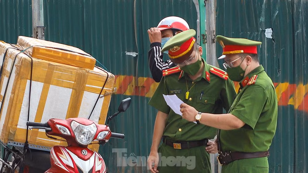 Nhieu shipper cho hang khong thiet yeu bi phat tai Ha Noi-Hinh-9