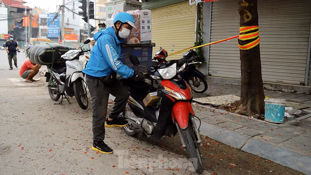 Nhieu shipper cho hang khong thiet yeu bi phat tai Ha Noi-Hinh-2