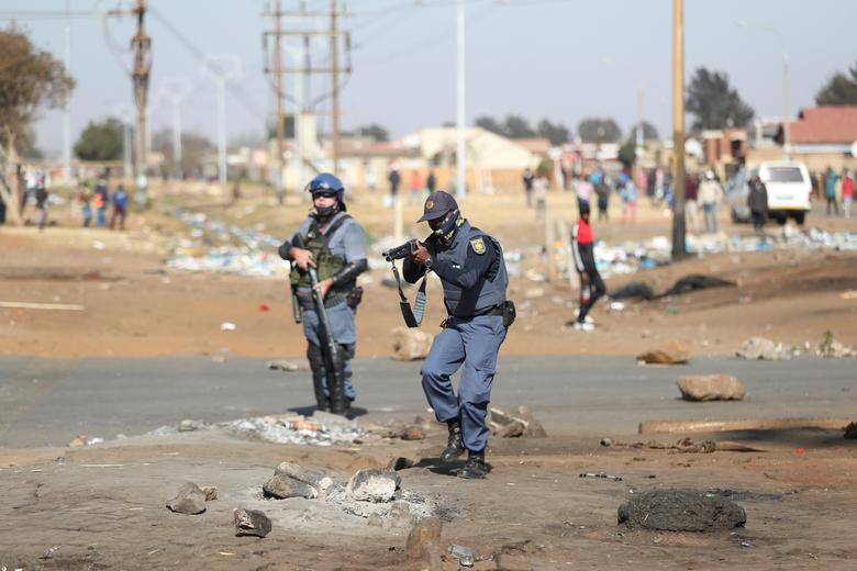 Cảnh sát được triển khai trên đường phố ở Katlehong để trấn áp đám đông biểu tình.