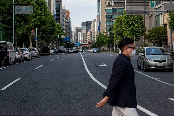 Với khoảng 80% dân số Nhật Bản phản đối kế hoạch tổ chức Thế vận hội, lượng ca mắc Covid-19 tăng vọt và lệnh cấm khán giả đến sân vận động, sự im ắng trên đường phố Tokyo là một cảnh tượng có thể đoán được, tờ Guardian nhận định. Ảnh: Chicago Tribune.