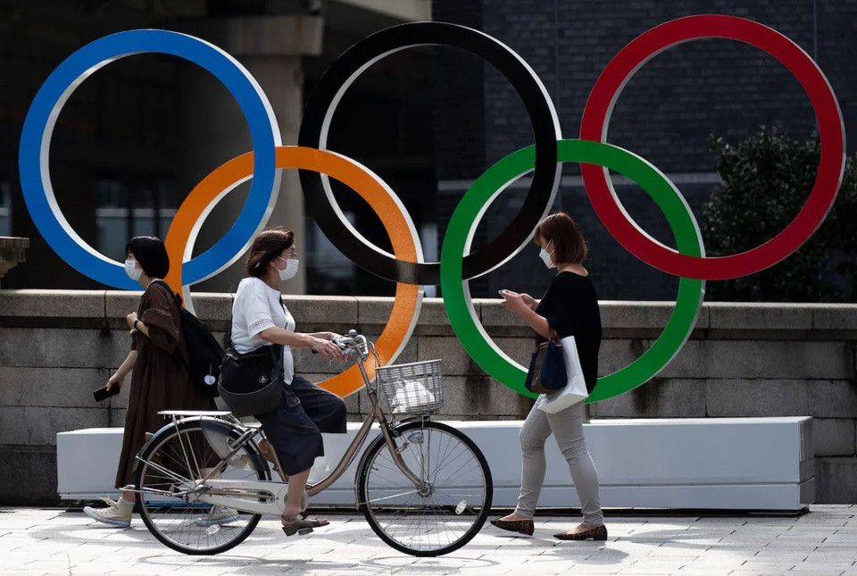Theo TASS, ít nhất 15 người liên quan đến Thế vận hội Tokyo đã được xác nhận dương tính với SARS-CoV-2. Các ca mắc Covid-19 này bao gồm 7 nhân viên làm việc tại làng Olympic, 2 nhà báo và 6 thành viên thuộc phái đoàn thể thao các nước. Ảnh: AP.