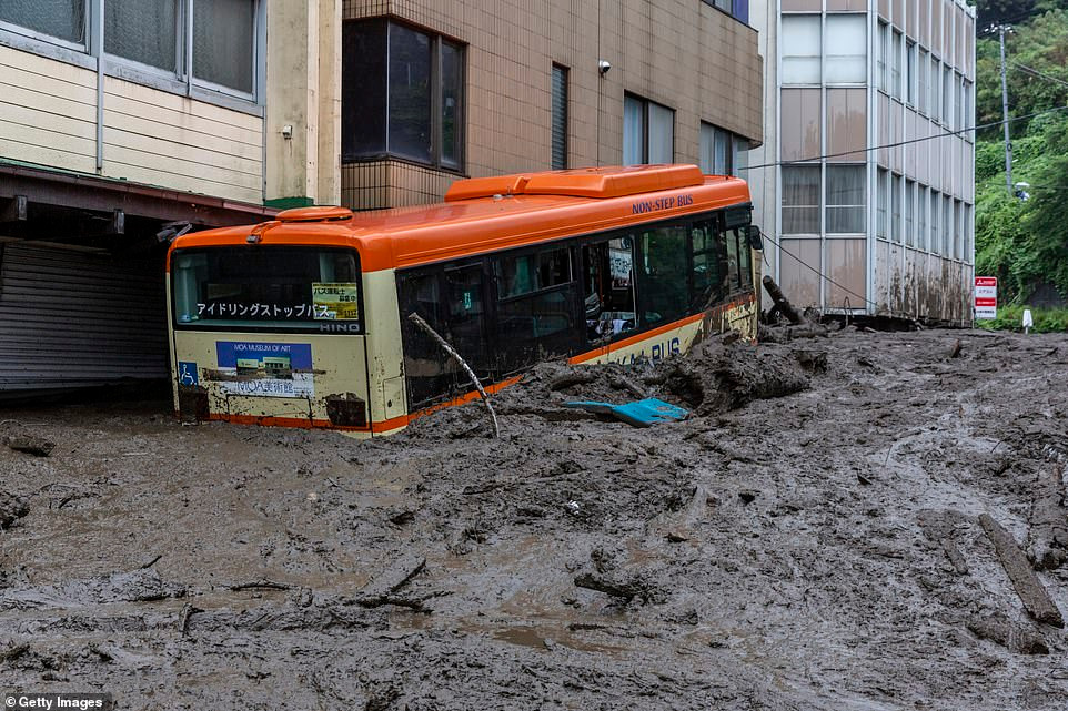 Lo dat kinh hoang o Nhat: No luc tim hon 100 nguoi mat tich