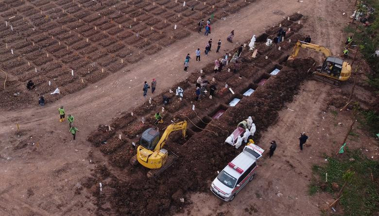 Chỉ vài ngày trước, với số ca mắc hàng ngày vượt của Ấn Độ, Indonesia trở thành tâm dịch mới ở Châu Á. Ảnh: Reuters.