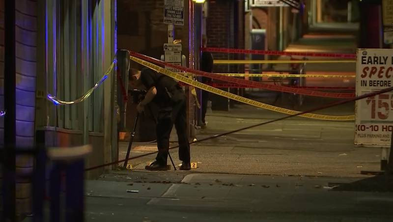 CNN đưa tin, vụ nổ súng đầu tiên xảy ra vào lúc 1h48 bên ngoài một quán bar ở khu Belltown, khiến một người đàn ông thiệt mạng. Ảnh: Kiro7.