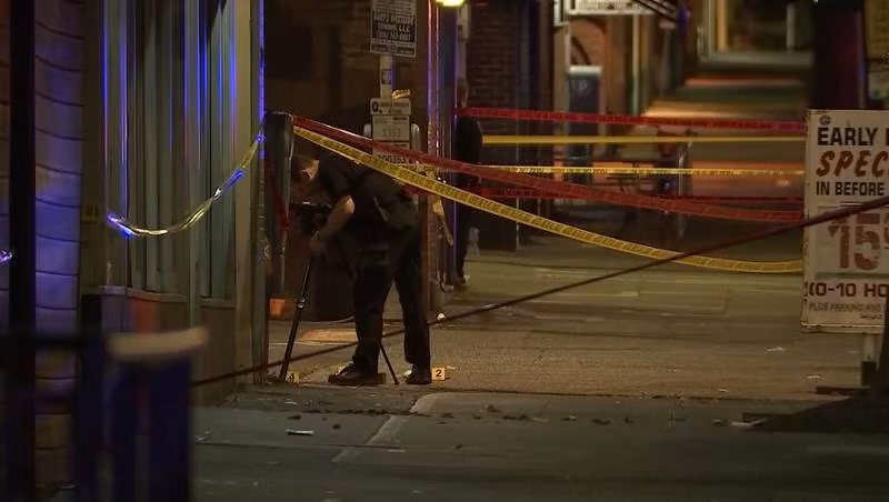 CNN đưa tin, vụ nổ súng đầu tiên xảy ra vào lúc 1h48 bên ngoài một quán bar ở khu Belltown, khiến một người đàn ông thiệt mạng. Ảnh: Kiro7.