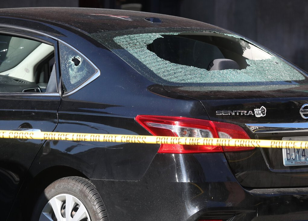 Một chiếc ô tô bị trúng đạn ở khu Quảng trường Pioneer ngày 25/7. Ảnh: ST.