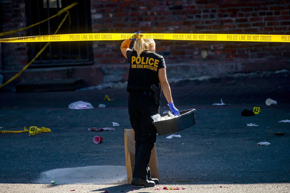 Vụ nổ súng thứ hai xảy ra vào lúc 2h30 gần Quảng trường Occidental, nơi cảnh sát phát hiện hai nạn nhân nam, trong đó 1 bị thương nặng còn một người đã tử vong ngay tại hiện trường. Ngoài ra, còn có 3 nạn nhân khác bị thương trong vụ nổ súng tại khu vực này cũng đã được đưa tới bệnh viện, trong đó có 1 người tử vong. Ảnh: ST.