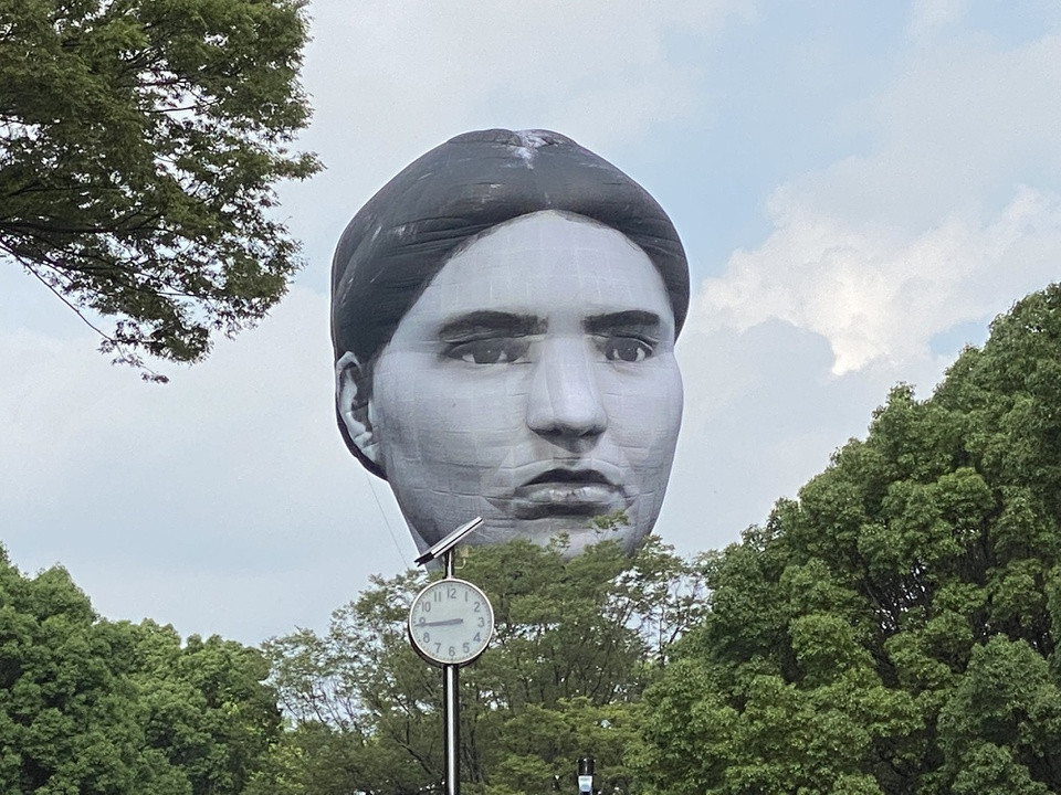 Các nghệ sĩ cho biết họ đã lựa chọn khuôn mẫu từ gương mặt của một trong số hơn 1.000 ứng viên nộp đơn trực tuyến. Tuy nhiên, độ tuổi, giới tính và quốc tịch của người có đầu được chọn làm khuôn mẫu cho khinh khí cầu không được tiết lộ. Ảnh: People Daily.