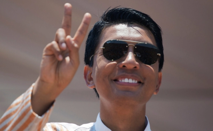 Năm 1993, ở tuổi 19, Andry Rajoelina thành lập công ty đầu tiên của ông - một công ty về sự kiện mang tên Show Business. Năm 1999, ông thành lập Injet - công ty in và quảng cáo. Ảnh: Reuters.