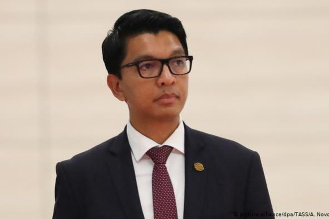 Tổng thống Madagascar Andry Rajoelina sinh ngày 30/5/1974 tại Antsirabe, Madagascar, trong một gia đình khá giả. Cha của ông là Đại tá Roger Yves Rajoelina, hiện đã nghỉ hưu. Ảnh: TASS.