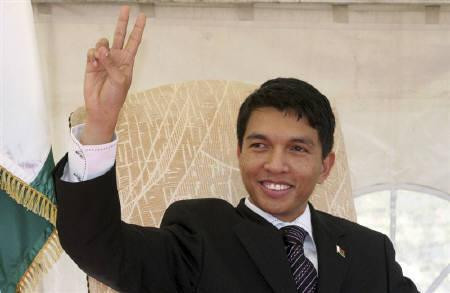 Vào tháng 5/2007, Andry Rajoelina mua đài phát thanh và truyền hình Ravinala, và đổi tên thành Viva TV và Viva FM. Ảnh: Reuters.